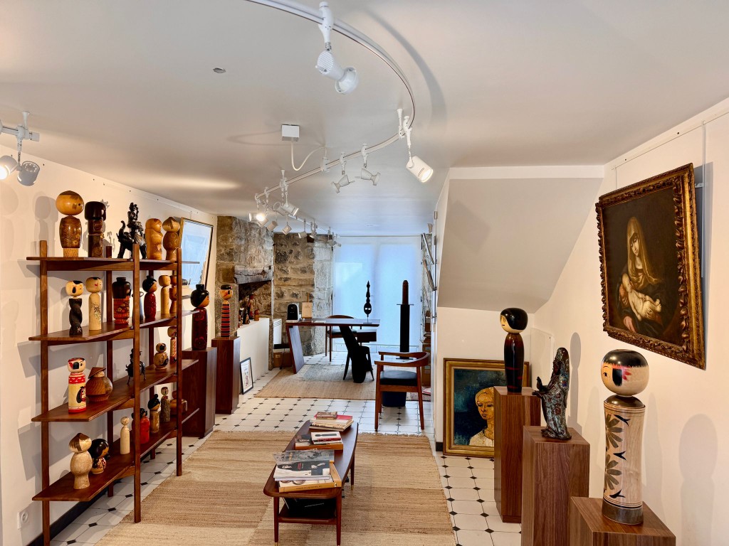 Vue de la galerie et de ses pieces exposees