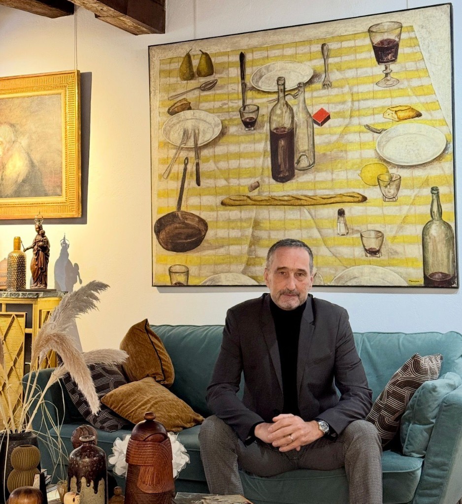 Portrait couleur du galeriste devant une oeuvre